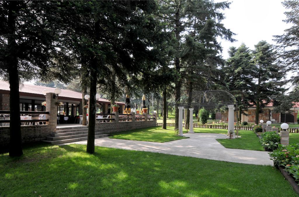 Hotel 1000 Ruza Belgrado Exterior foto