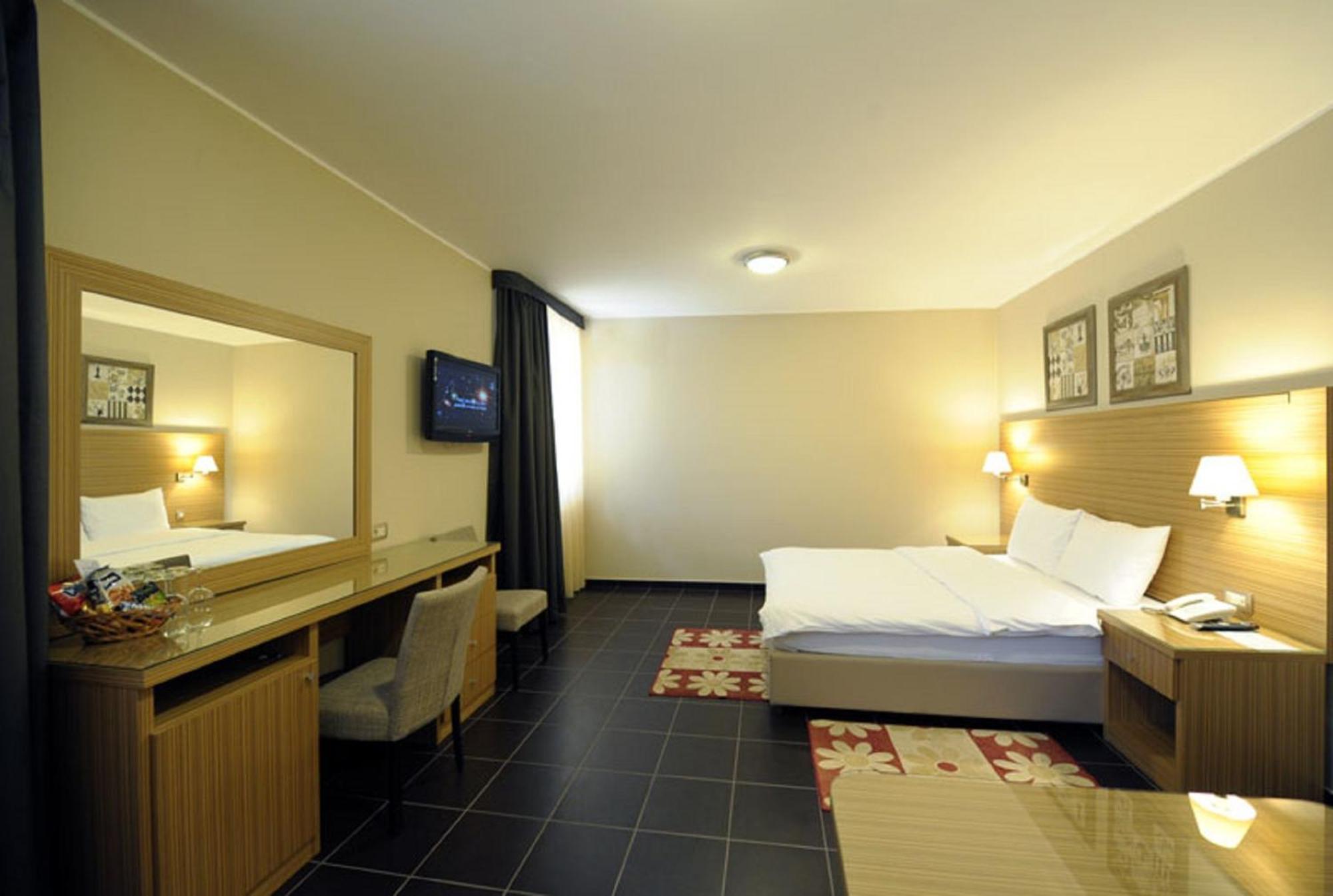 Hotel 1000 Ruza Belgrado Quarto foto
