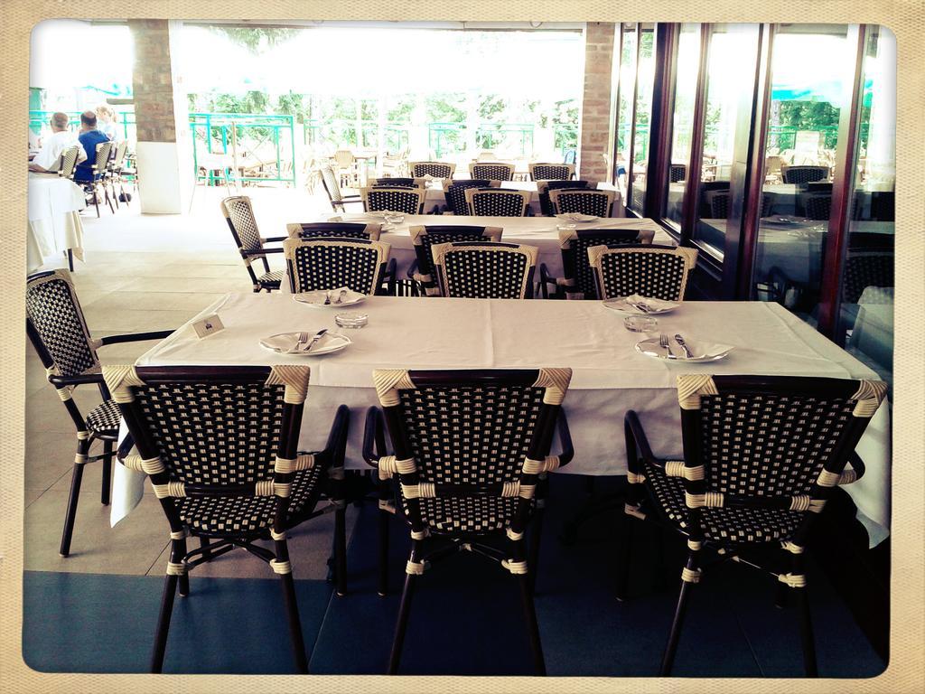 Hotel 1000 Ruza Belgrado Exterior foto